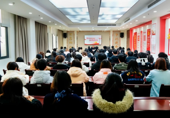 杨建平为师生代表讲授“形势与政策”课