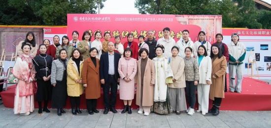 2025年传统丝毯织造技艺研培班暨非遗基地成果汇展在阆中古城举行