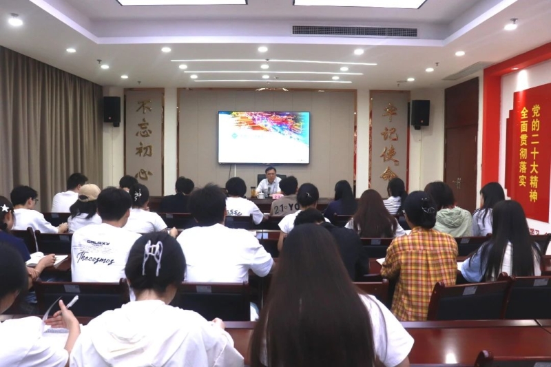 校党委副书记为艺术系学生代表作“形势与政策”专题讲座