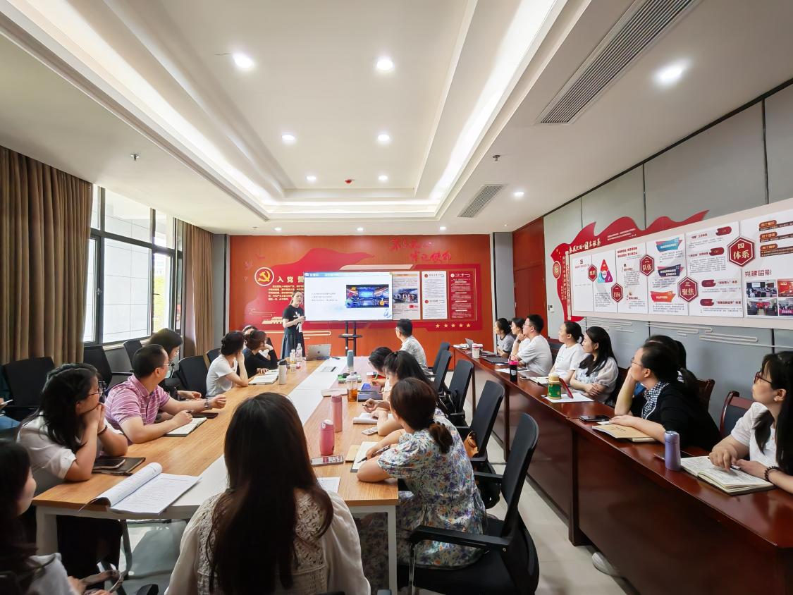AI赋能教学创新发展 —基础教学部与马克思主义学院联合开展AI赋能在线课程建设教研活动