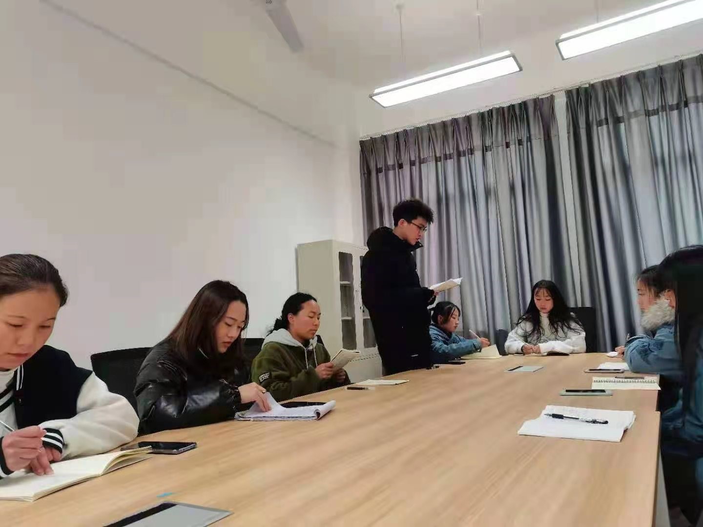 学习《习近平与大学生朋友们》交流分享会
