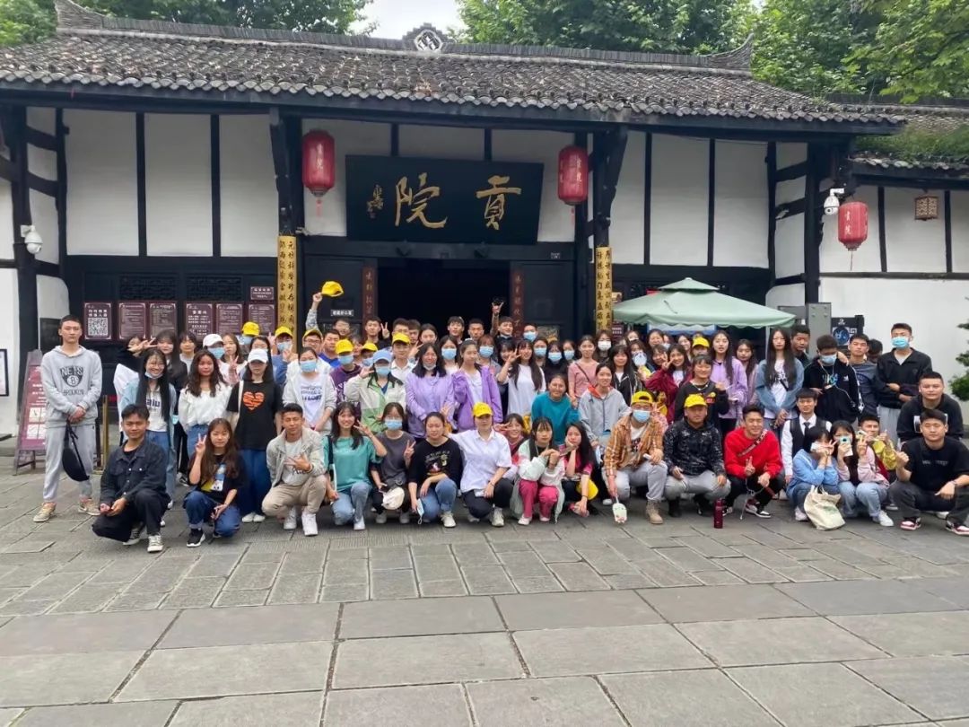 我系600余名学生走进阆中古城景区开展实践教育！