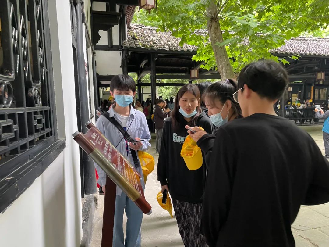 我系600余名学生走进阆中古城景区开展实践教育！