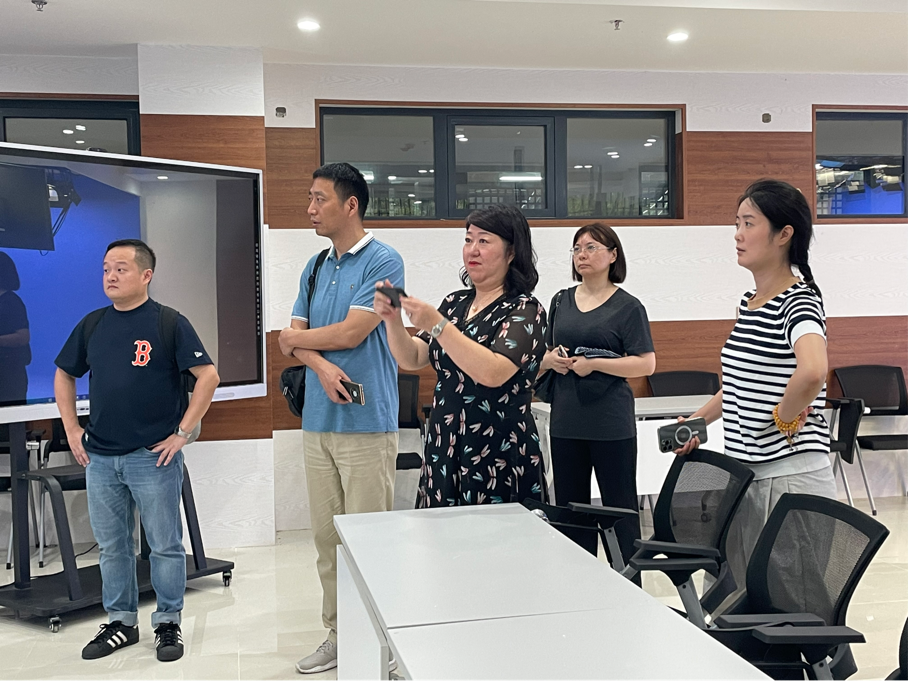 重庆工商职业学院管理学院一行人来访