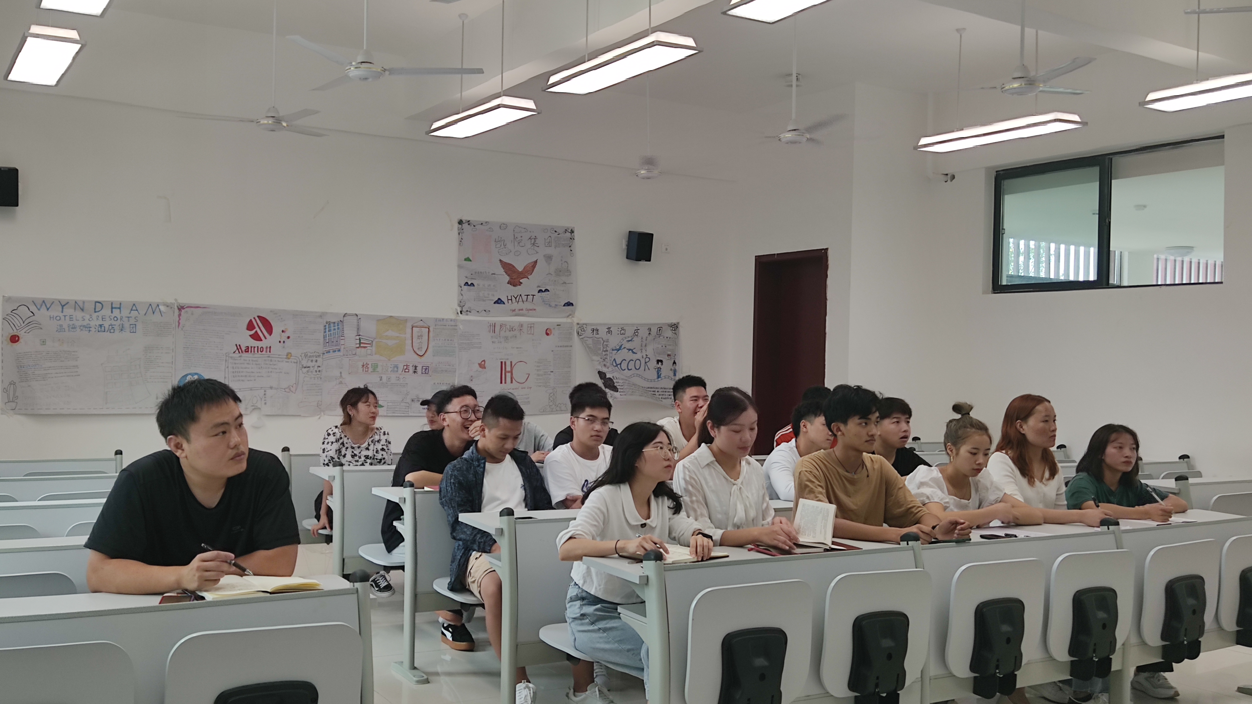 酒店系团委学生会新学期第一次会议成功举行
