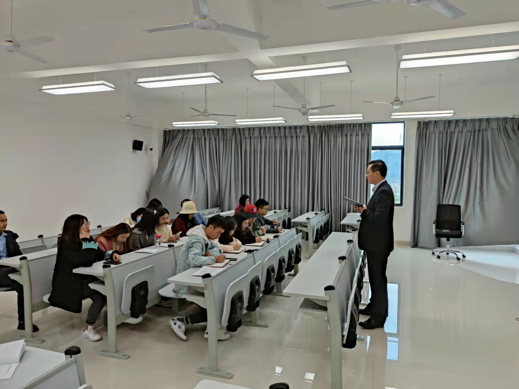 旅游系支部学习市第七次党代会精神