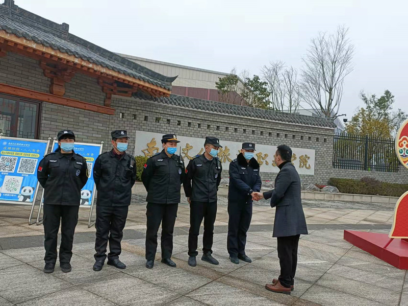 我校院领导大年初一慰问坚守岗位的教职员工 我校院领导大年初一慰问坚守岗位的教职员工