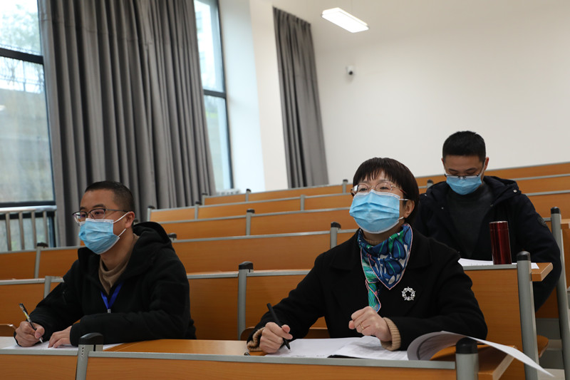 我校领导深入一线随堂听课 我校领导深入一线随堂听课