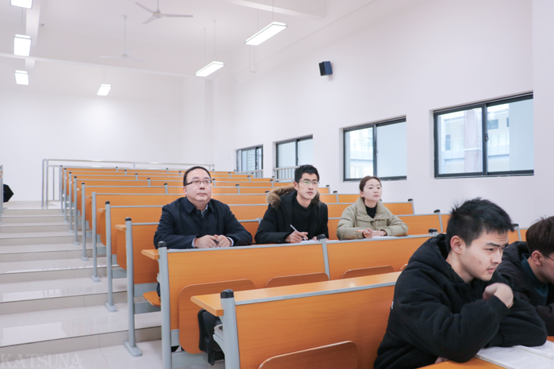 我校领导深入一线随堂听课 我校领导深入一线随堂听课