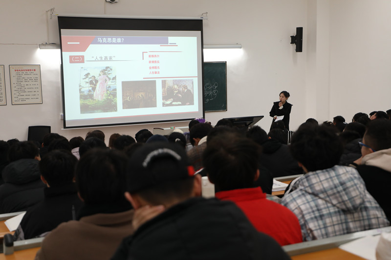 我校领导深入一线随堂听课 我校领导深入一线随堂听课