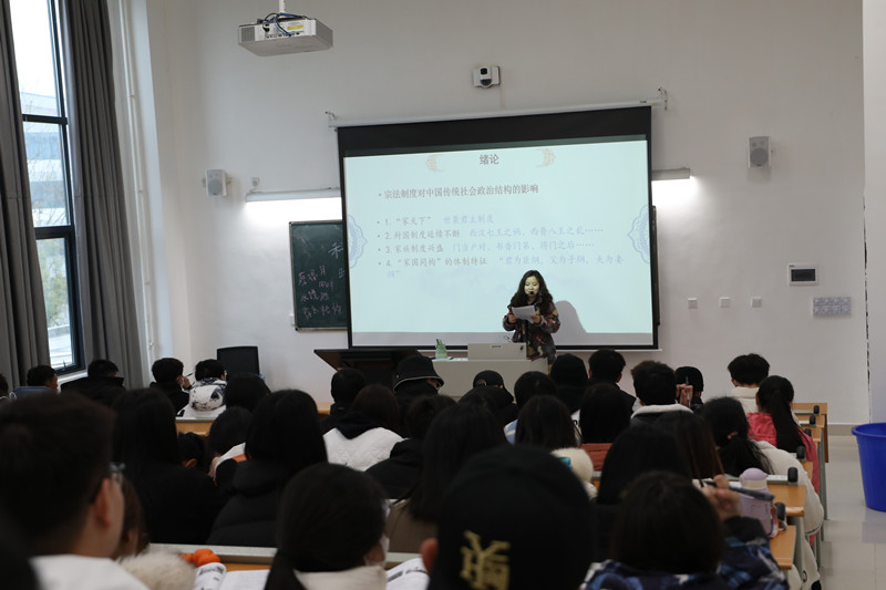 我校领导深入一线随堂听课 我校领导深入一线随堂听课