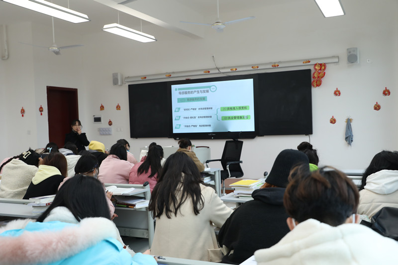 我校领导深入一线随堂听课 我校领导深入一线随堂听课